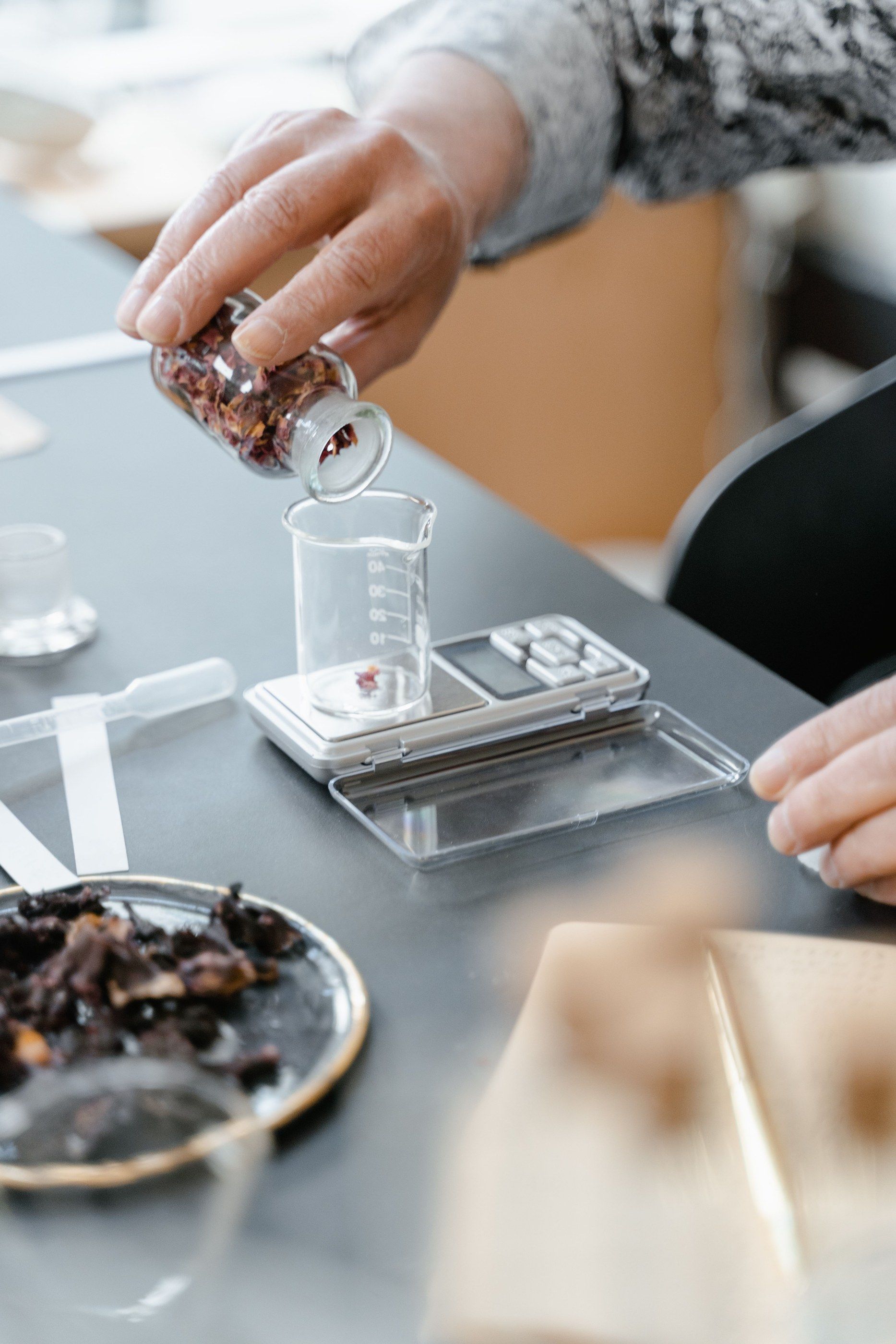 Weighing botanical raw materials on a precision scale