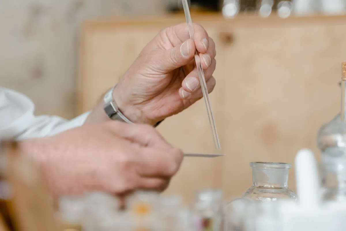 Des mains manipulent des instruments de laboratoire.