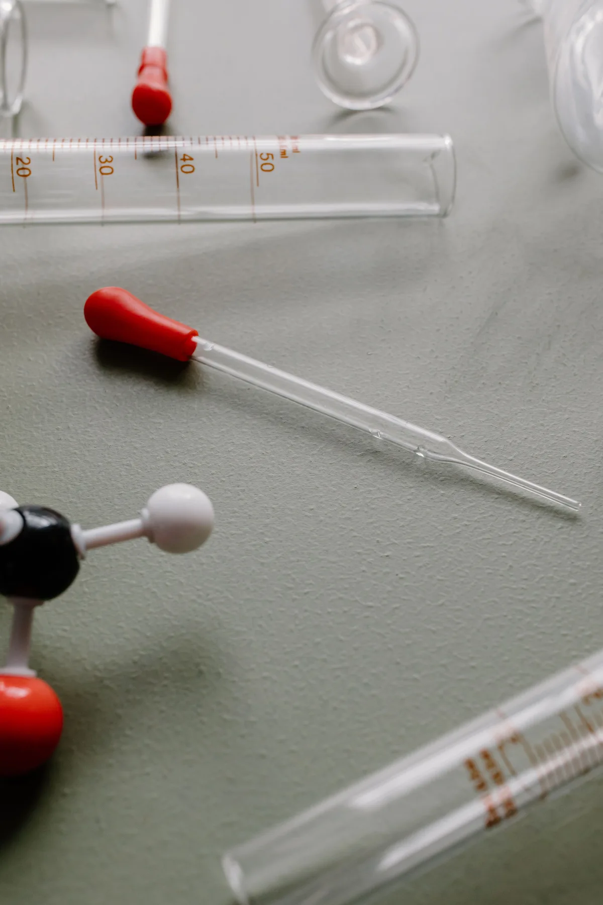Verrerie et instruments de travail en laboratoire.
