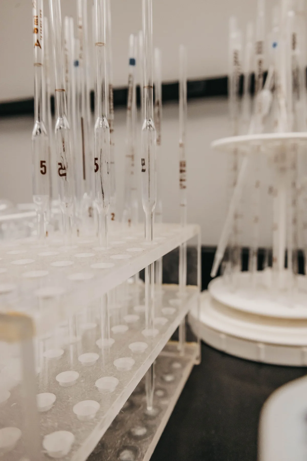 Verrerie et instruments de travail en laboratoire.