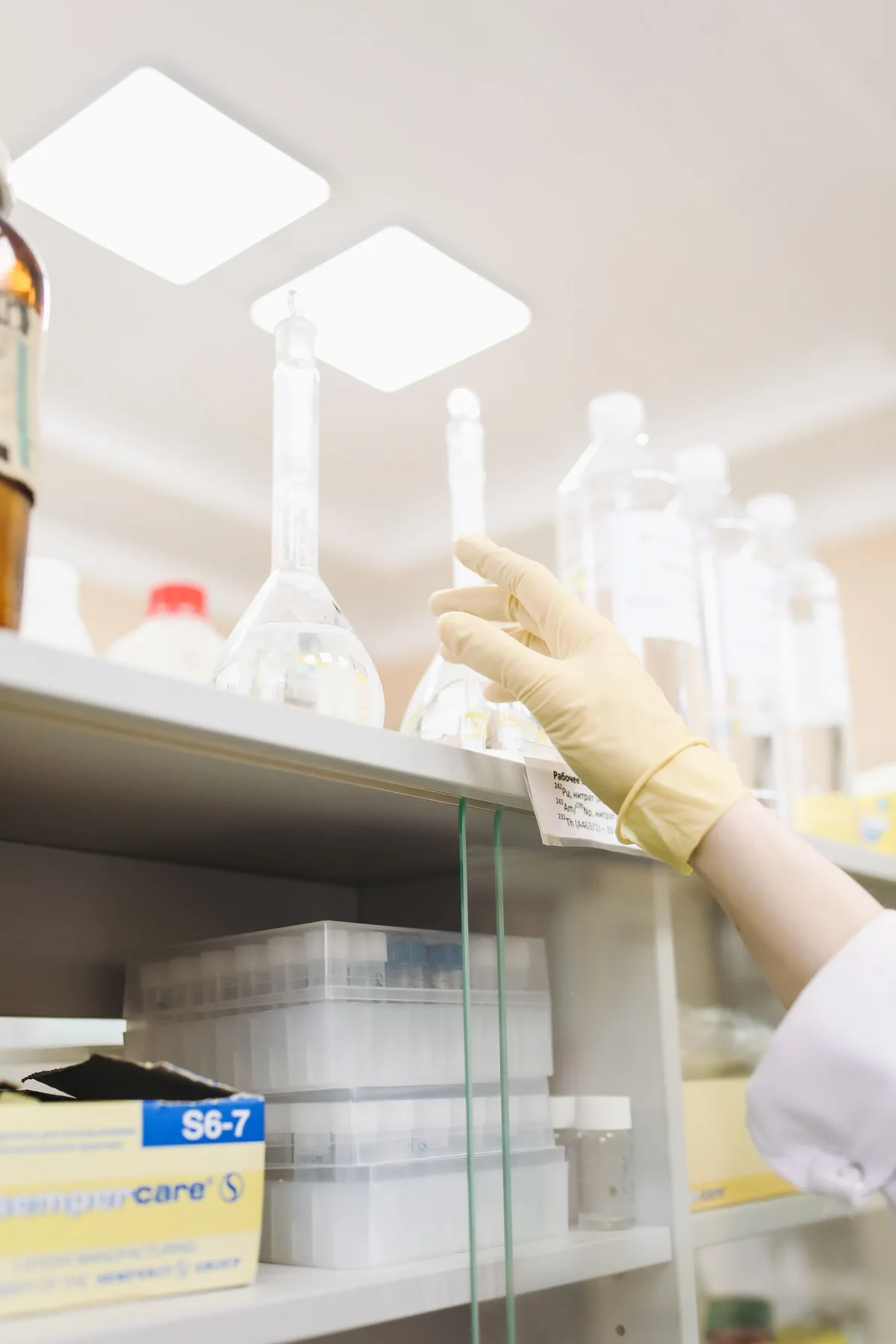 Verrerie et instruments de travail en laboratoire.